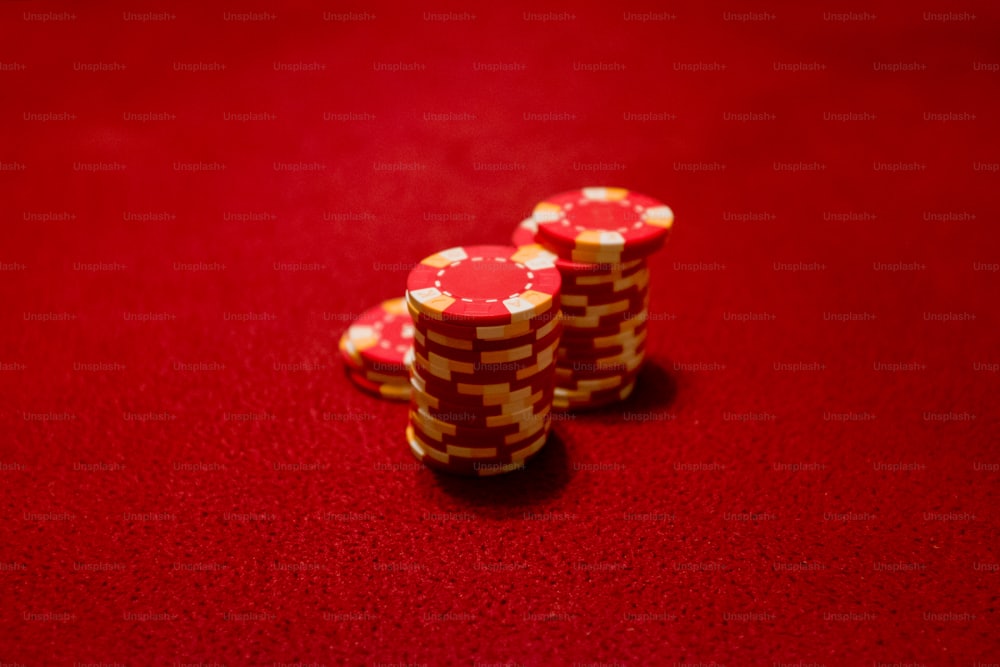 Tumpukan keripik poker dan kartu di atas meja hijau