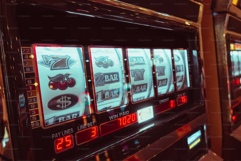 Mesin slot dengan gulungan dan lampu yang menyala di kasino